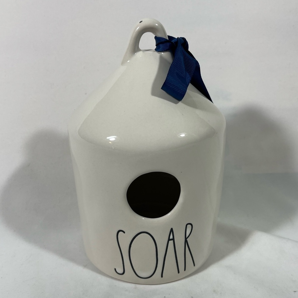 RAE DUNN “SOAR” CERAMIC BIRDHOUSE WHITE W/BLACK LETTER‎ GRAY FEATHER NAVY BOW 8”